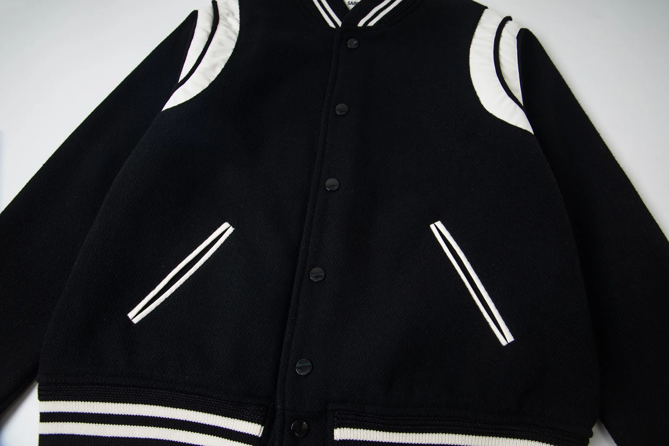 P480 high version in stock, all sizes Saint Laurent Paris slp classic leather patchwork black and white baseball collar jacket, original version 1:1 to develop the highest version on the Internet. It took 2 months to customize pure wool fabric and jacquard ribbing (ordinary machines cannot achieve this jacquard effect), the version is super handsome, and the patchwork position is very particular about parking technology. Whether the whole dress is good or not depends on the position 46-48-50-52